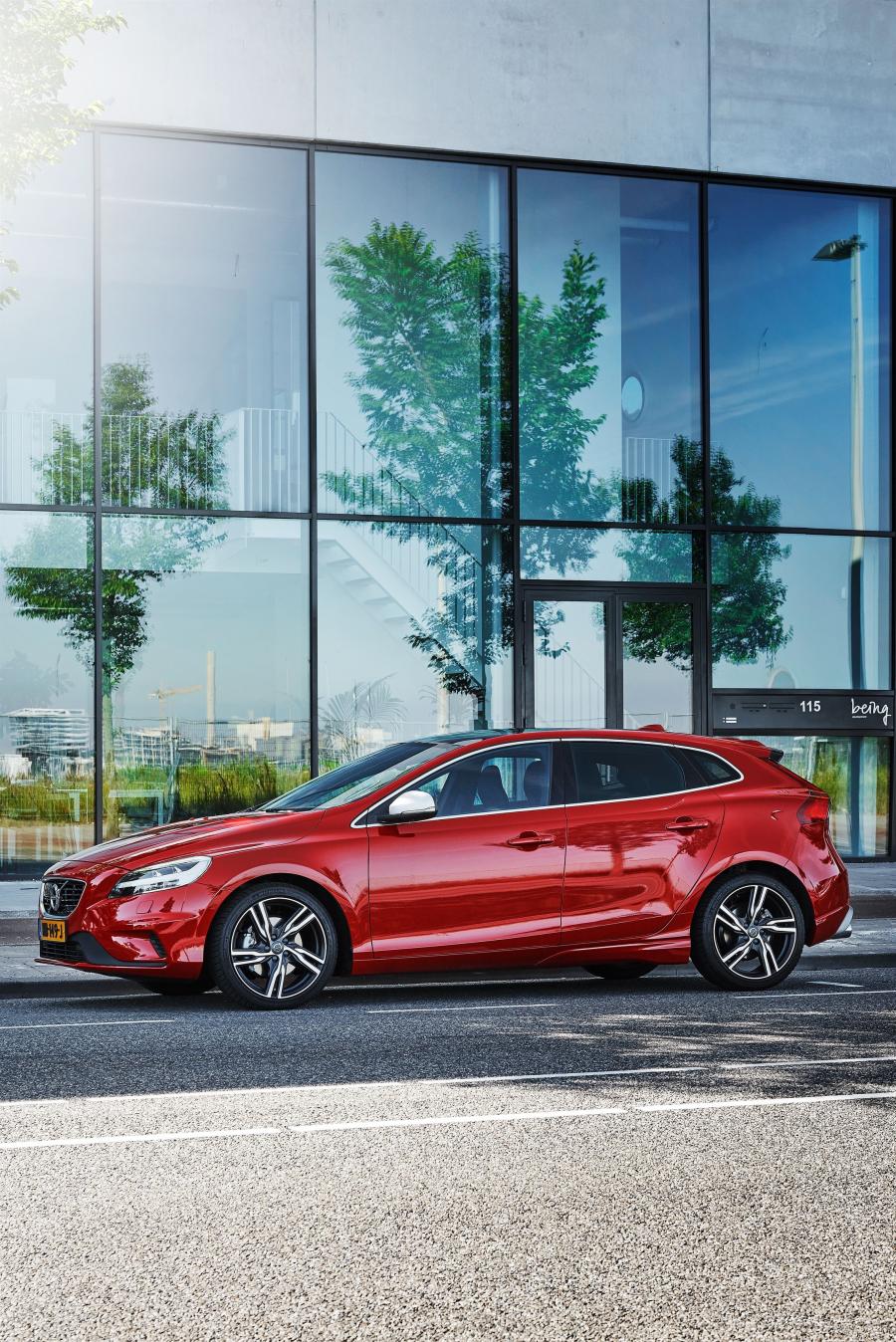  Volvo V40 T4 R-Design 2016 года  (WW) (фото 8 из 13)